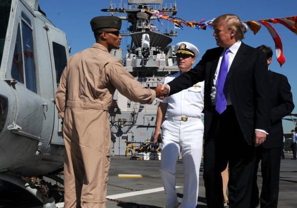 Trump visitant les soldats de la marine américaine durant sa campagne. D. R.